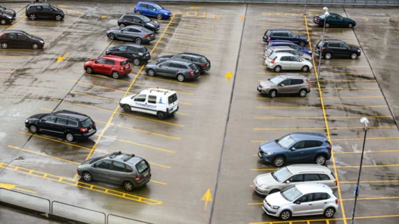 Parkeringsplass hvor flere biler står parkert.