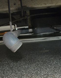 Avløpsrøret fra kjøkkenet gir fri passasje for gnagere. Åpningen kan tettes med stålull når bilen/vognen ikke er i bruk.
