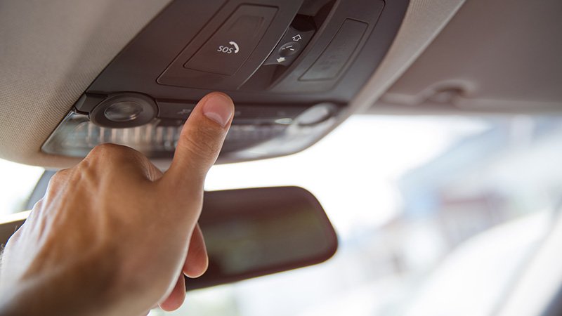 SOS-knapp montert i taket ved bakspeilet.