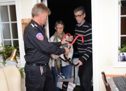 Det er viktig å øve på bruk av for eksempel brannstigen. Da er du tryggere den dagen du eventuelt behøver den, er rådet ekteparet Hattestad får. Foto: Øyvind Joar Pettersen