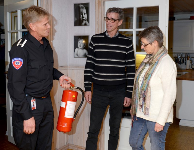 – Vend brannslukkingsapparat opp-ned to til fire ganger i året for å sikre at det fungerer som det skal, sier brannverninspektør Rune Eikaas til Kåre og Mai-Britt Hatteland. Foto: Øyvind Joar Pettersen
