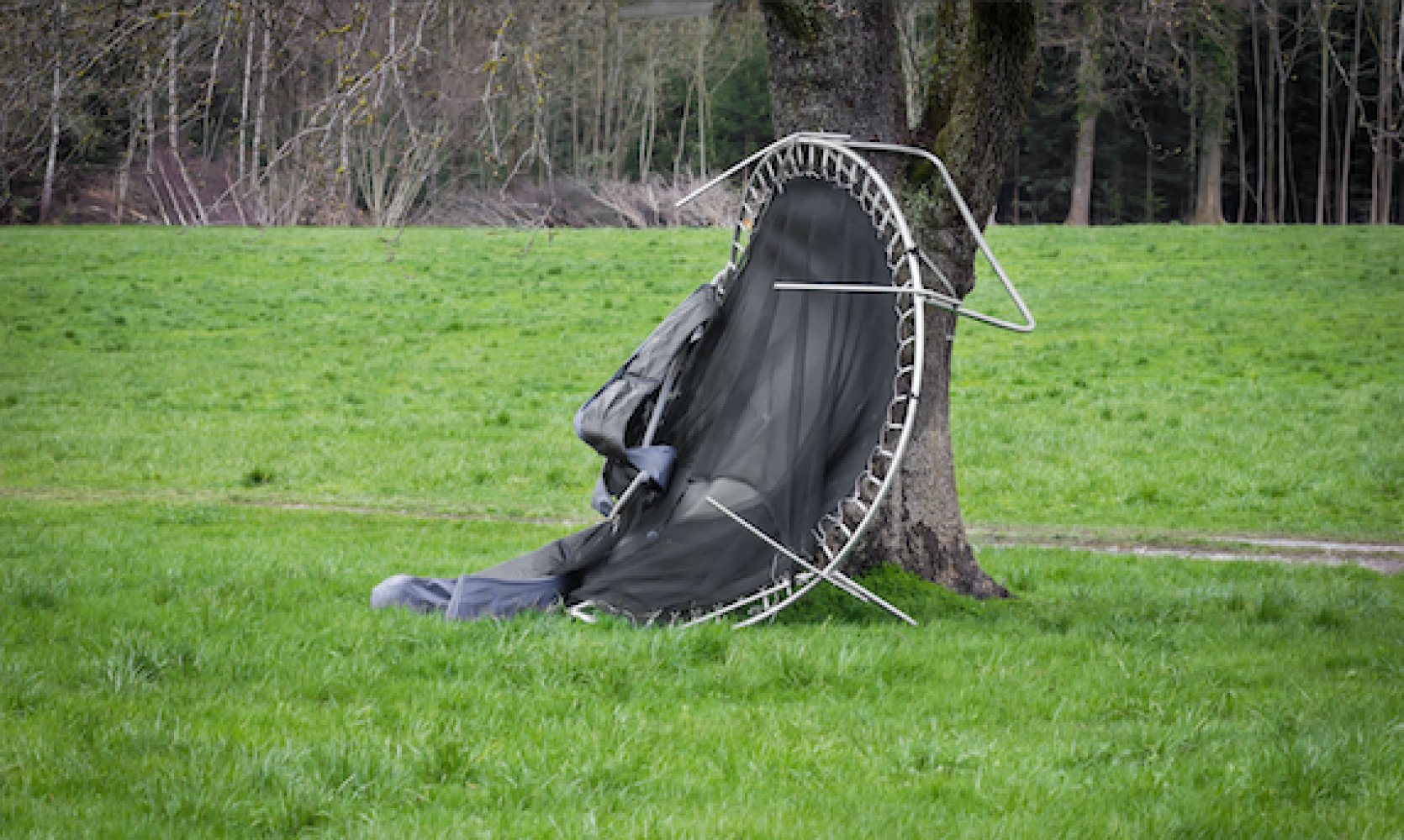 Uvær. Ødelagt trampoline tatt av vinden.