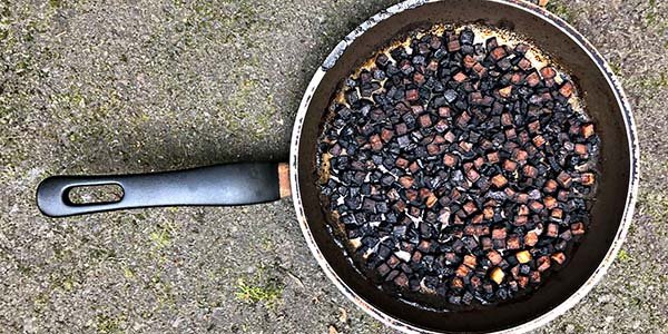 Da brannvesenet i Vestfold rykket ut til et branntilløp i en bolig, fant de denne stekepannen med svartbrente baconbiter. Foto: Vestfold interkommunale brannvesen