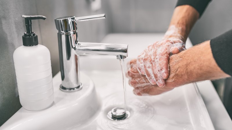 Mann som vasker hendene
