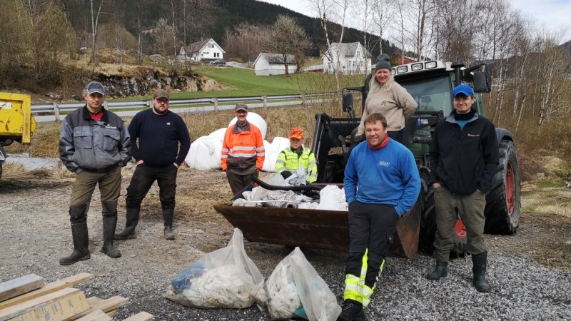 Bildet viser Naustdal Bondelag som har ryddet plast.