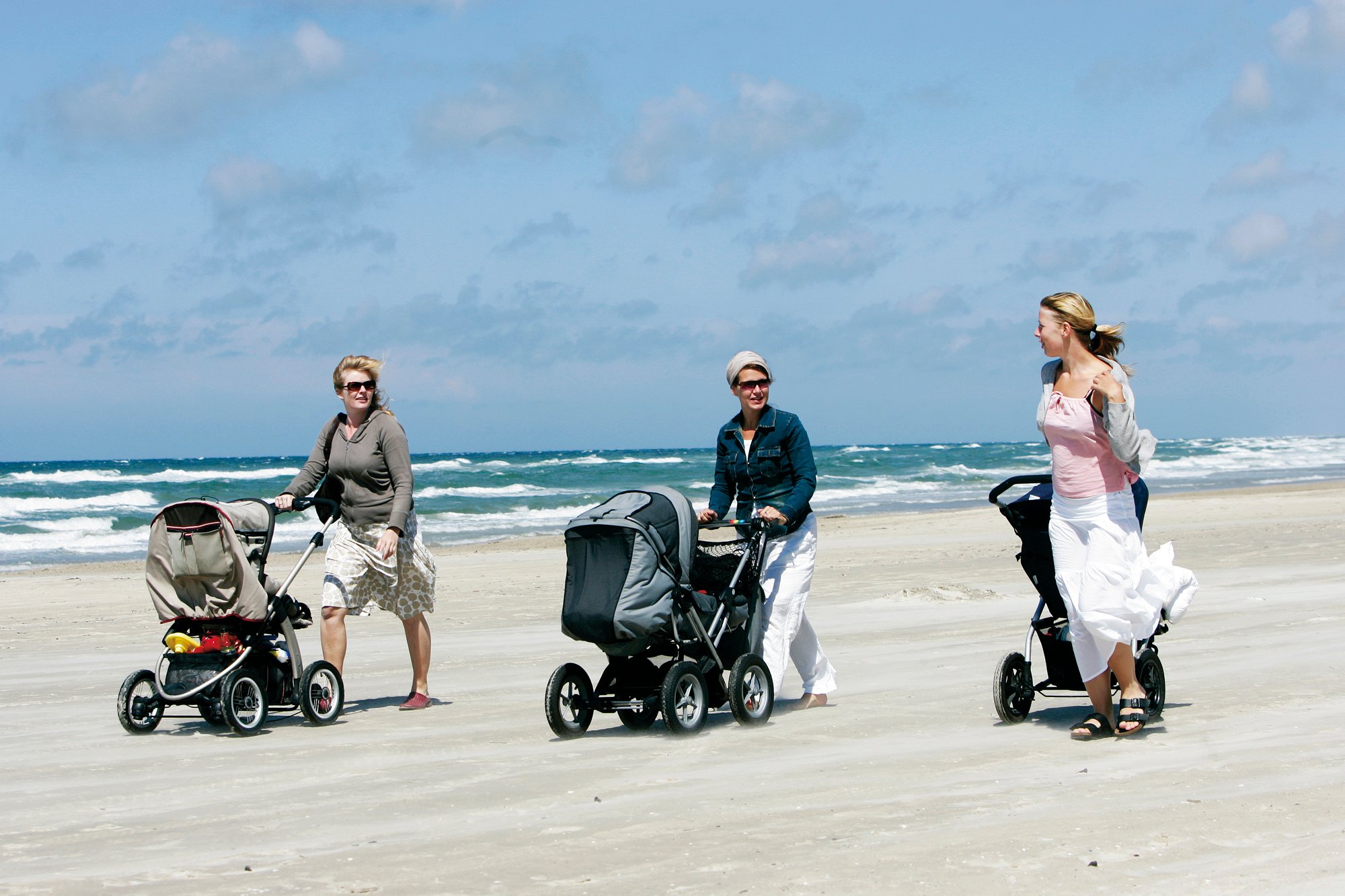Mødre med barnevogn på stranden