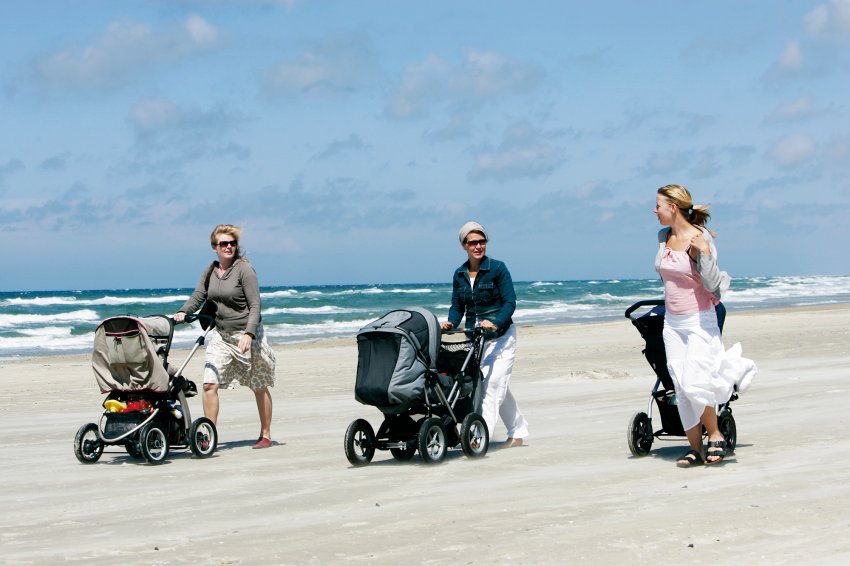 Mødre med barnevogn på stranden