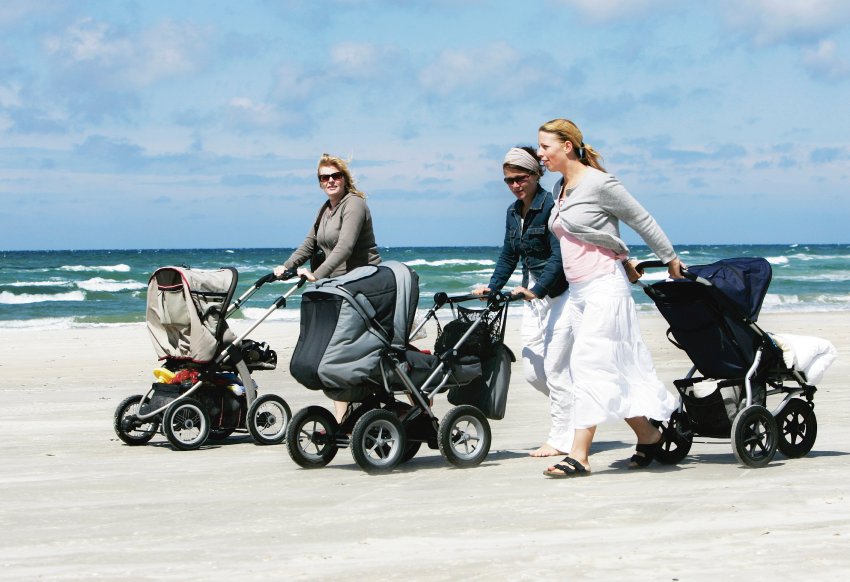 Mødre med barnevogn på stranden