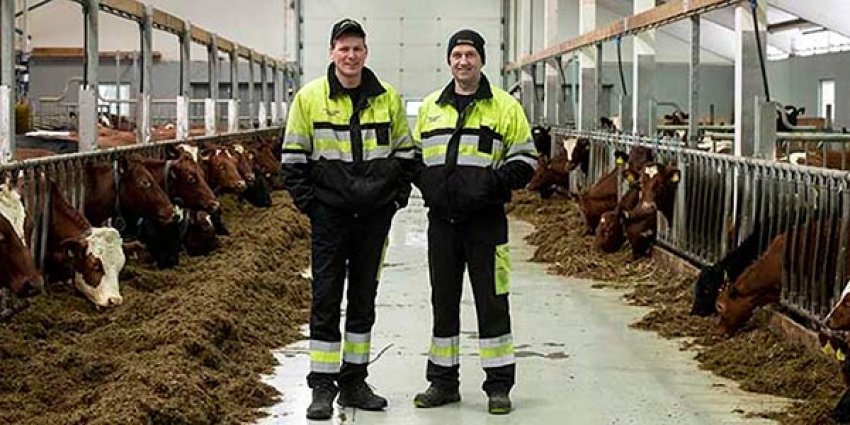 HINDRER SMITTE: – Det skal være rent og ryddig i og rundt driftsbygningene, og vi unngår å dra skit og møkk mellom gårdene, sier nabobøndene Kristian Loe (til venstre) og Terje Lilleås.