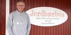 Fra Jordbærbua har familien Saxebøl solgt jordbær i over 40 år. Foto: Joar Foto