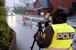 Politiet som gjennomfører fartskontroll.