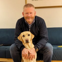 Tommy Henriksen sammen med hunden Felix.