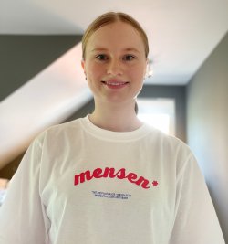 Nora Kjetså ikledd t-skjorte med skriften: "mensen".