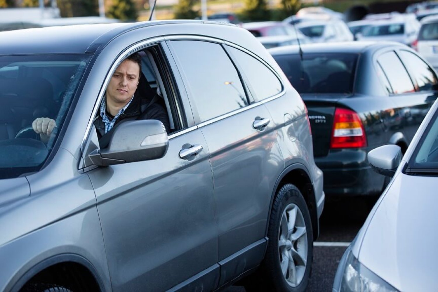 Jan Fleinsjø i bilen på parkeringsplass.