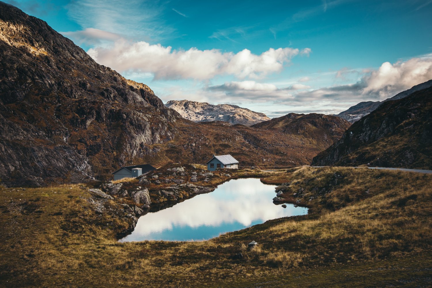 Fjellhytte ved et vann i Hordaland.