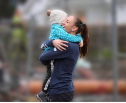 Håndballspiller Camilla Herrem med sønnen Theo i armene.