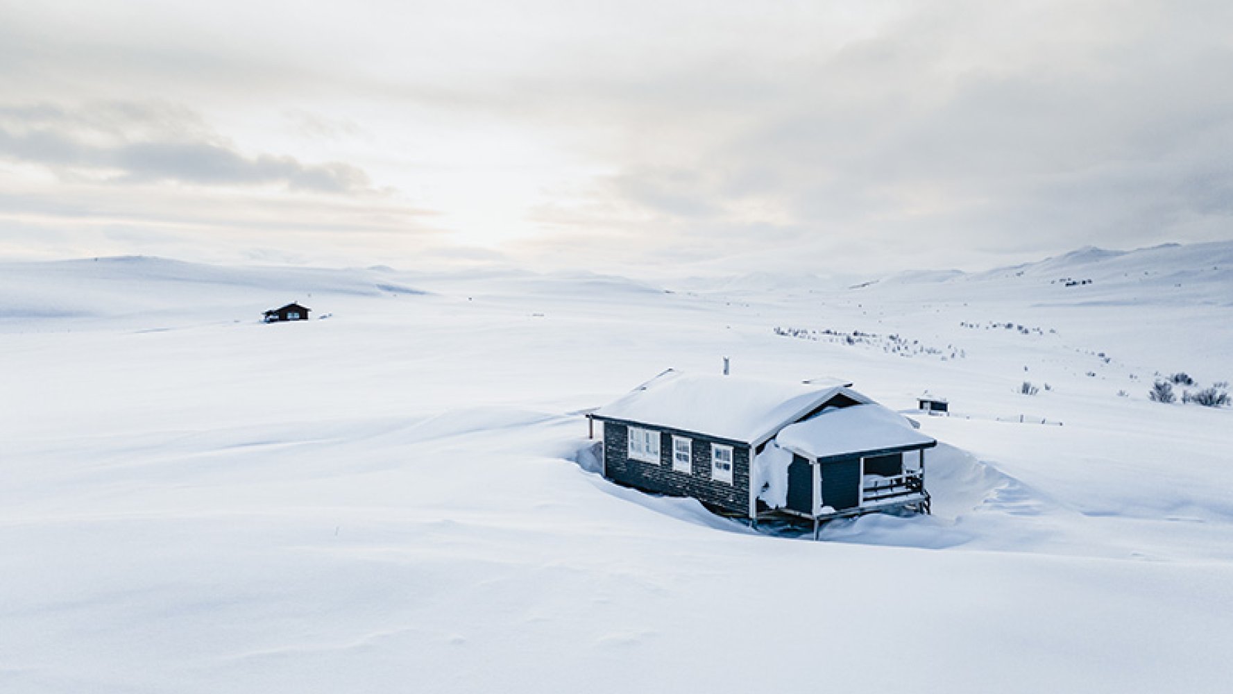 Vinterhytte isolert på fjellet.