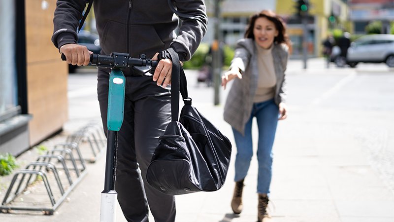 Tyveri av veske fra elsparkesykkel.