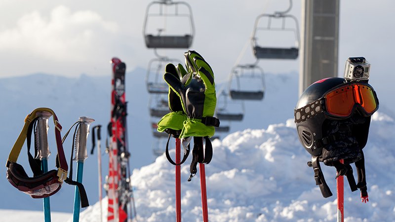 Ski og staver. Hansker og skihjelm. Skiheis. Snø