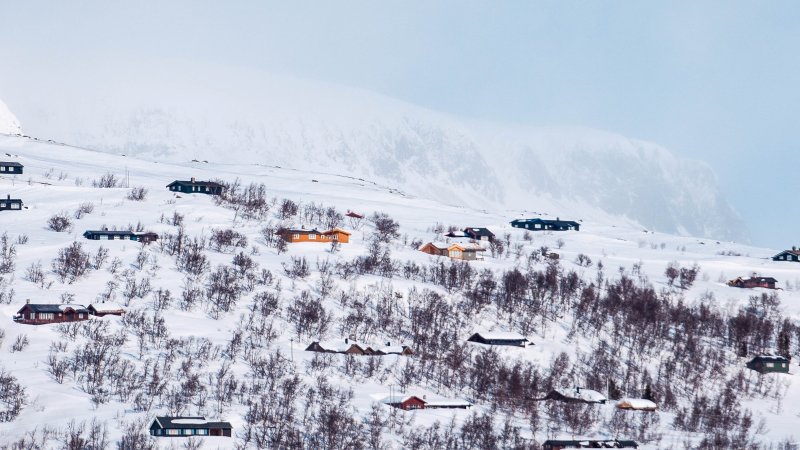 Fjellhytte ved et vann i Hordaland.