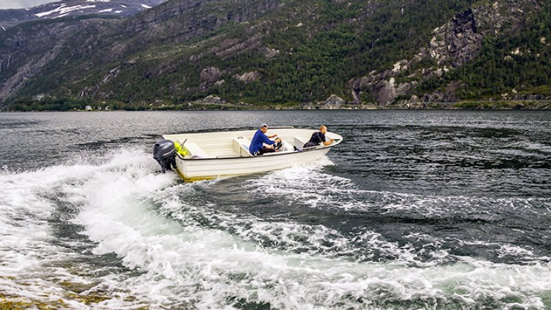 Motorbåt. Høy fart.