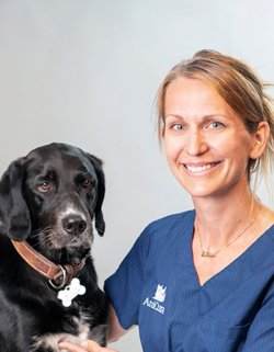 Veterinær Sasja Elisabeth Rygg sammen med en hund
