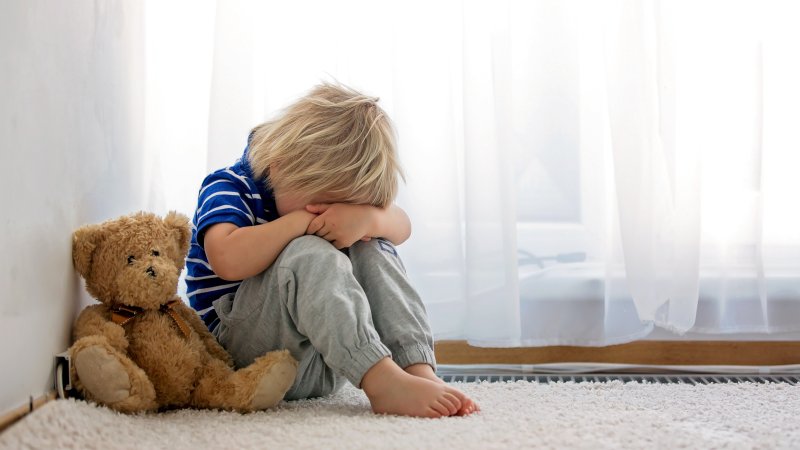 Bildet viser en liten gutt som er lei seg