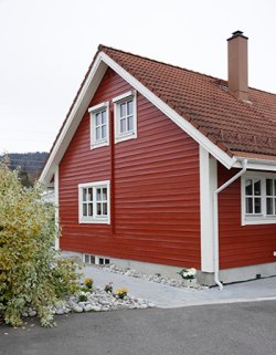 Rødt nymalt hus. Foto: Butinox Futura/IFI