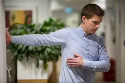 Ivar Sundsbø viser tøyning av brystmuskulatur