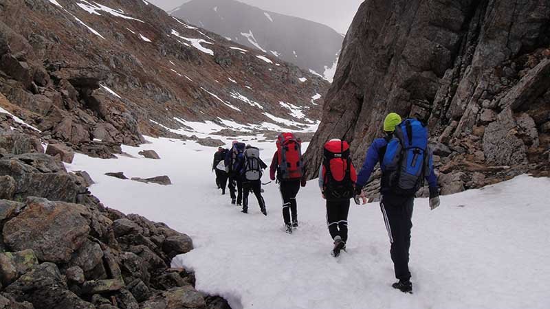 Skoleklasse på tur i fjellet.