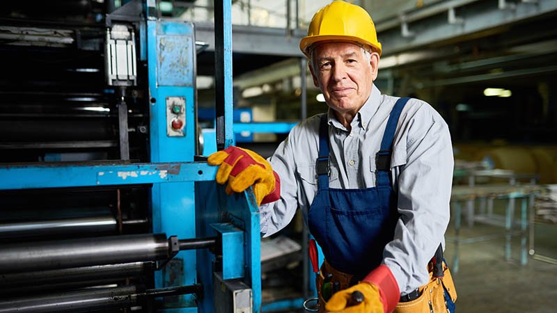 Senior ingeniør i arbeid med maskin.