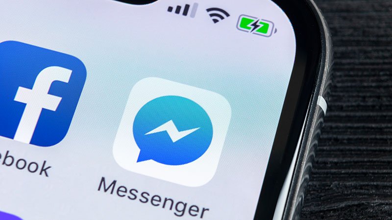 Facebook og Messenger ikonene på en telefonskjerm