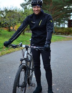 – Sykkelklær er komfortable og holder meg passe varm, sier Petter Hveem. I sekken har han alltid regntøy og en ekstra sykkelslange.