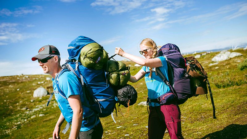 På tur. DNT. Ryggsekk. Sol. Fjell.