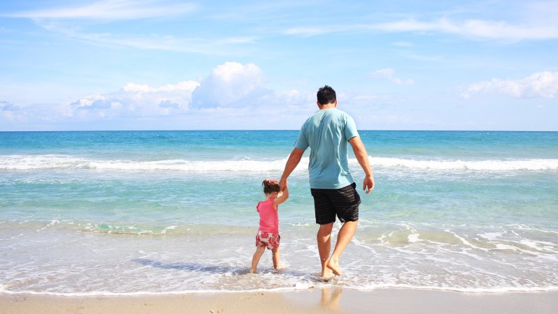 Strand, hav, far og datter