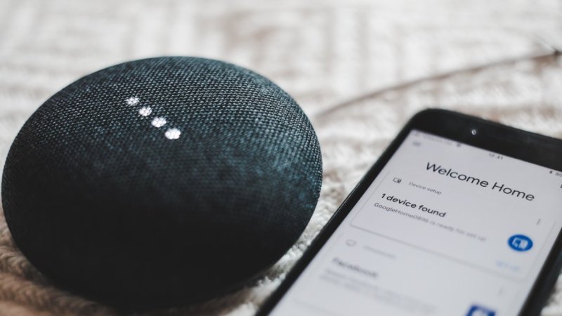 Bildet viser en høytaler og en telefon