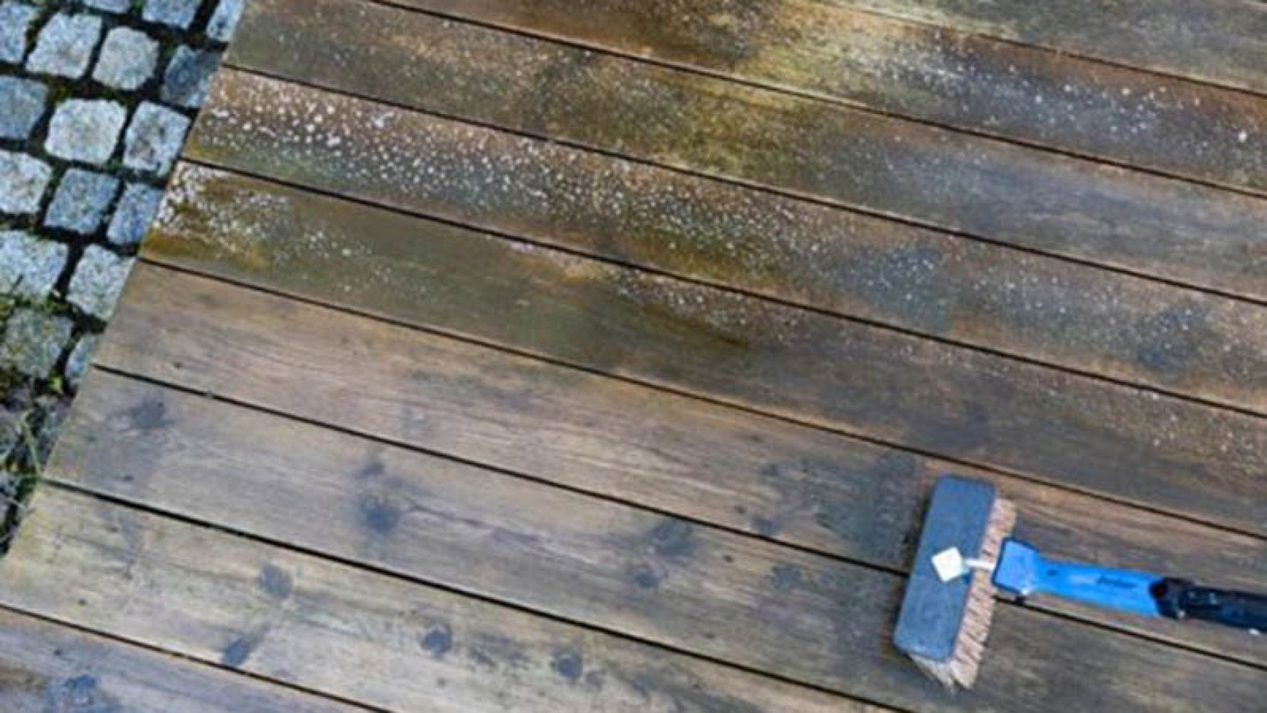 Vasking av skitten terrasse