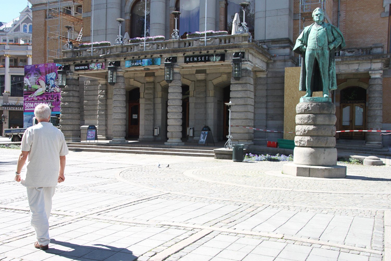 Arne Øien foran nationalteateret i Oslo