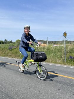 Eline Oftedal, generalsekretær i Syklistenes Landsforening, på sykkel.