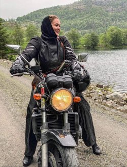 Marie Midtun på motorsykkelen sin.