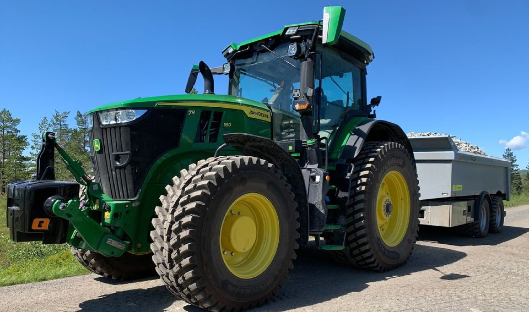 Traktor av typen John Deere 7R350.