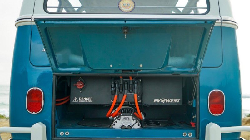 Bakenden på en 60-talls Volkswagen Caravelle med elmotor. Foto EV West