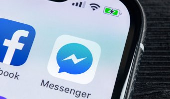Facebook og Messenger ikonene på en telefonskjerm