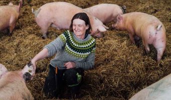 Astrid Staurheim i fjøs med griser.