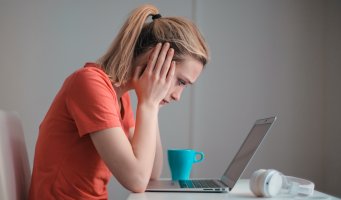Jente ser fortvilet inn i PC-skjerm.