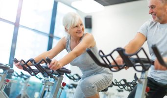 Senior på spinning-sykkelen