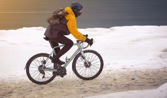 Mann som sykler på vinterføre.