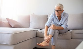 Dame med skadet ankel.