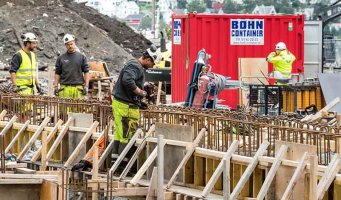 Arbeidere som jobber med en betongkonstruksjon.