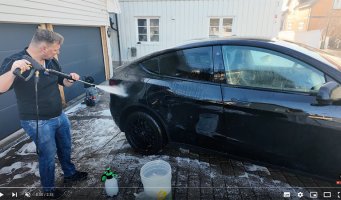 Bjørn-Aage Bredal viser hvordan man fjerner salt på bilen